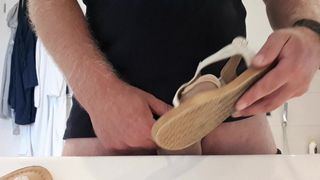 Shoejob met nylon op pik