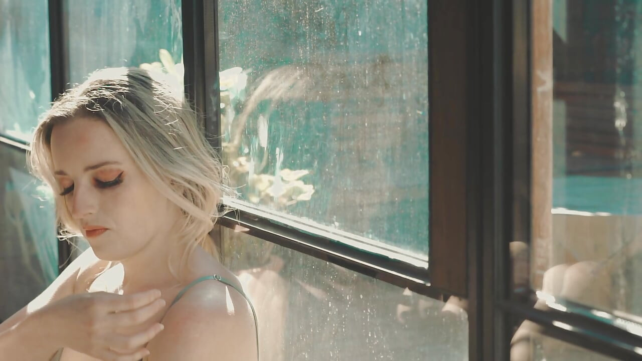 Dividido com Charlie Forde, Astrid Love