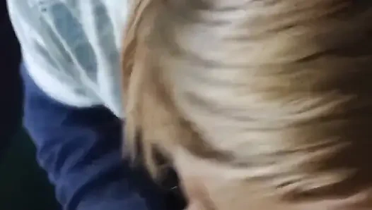 Sarışın canlı bilgisayarın yanında beni emiyor