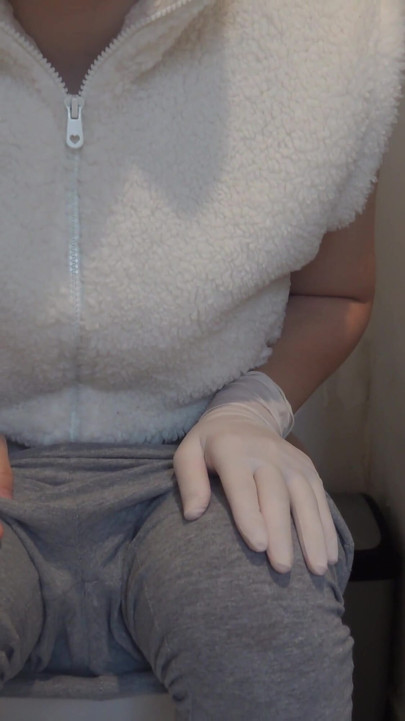 Chị kế Ấn Độ mang thai của tôi đang đeo găng tay y tế màu trắng trong nhà vệ sinh và cô ấy xì hơi trong nhà vệ sinh sau đó cho cô ấy xem