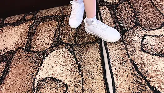 Fußfetisch Turnschuhe Socke und nackte Füße / sfw