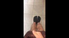 Atrapado masturbándose en baño público
