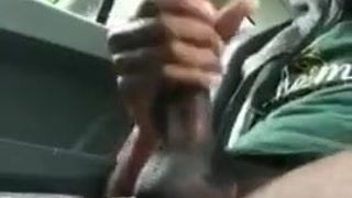 黒人男性が車の中でしごく