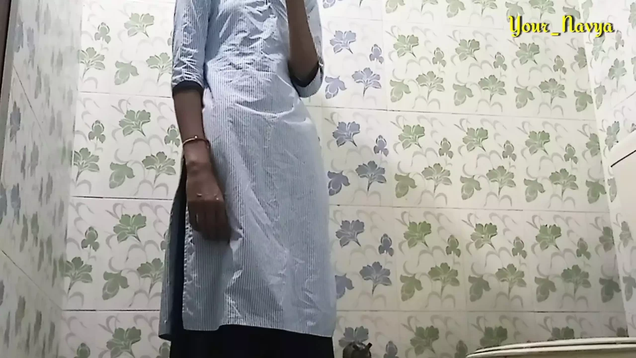 我在学校浴室里和我热辣的年轻好朋友做爱 - Your Navya