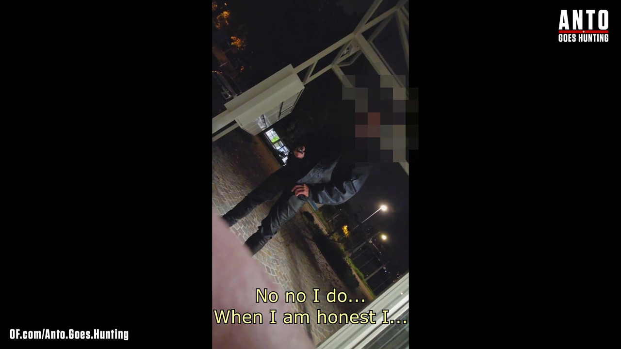 另一个保安走近并说服