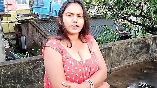 Komşu komal'ı onu parmaklarken gördü, arazisini tuttu ve altına çekti, sonra üstüne işedi