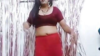 Hintli travesti sakar sari giyiyor ve siyah iç çamaşırlı azdırıyor ve mastürbasyon yapıyor