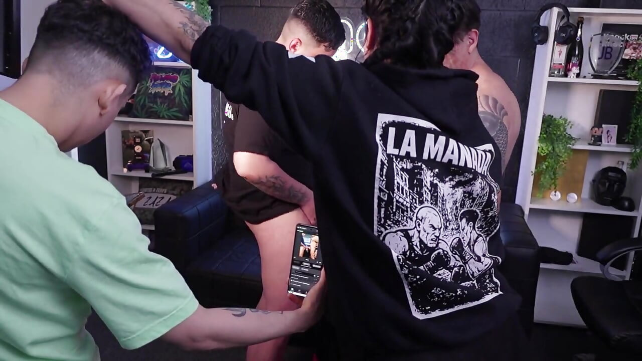 Orgie sexy în patru în Knock Knock Live!