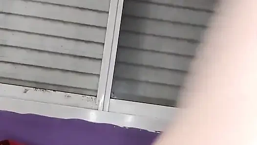 Cewek sange ini lagi asik muasin lubangnya pakai dildo ukuran XL