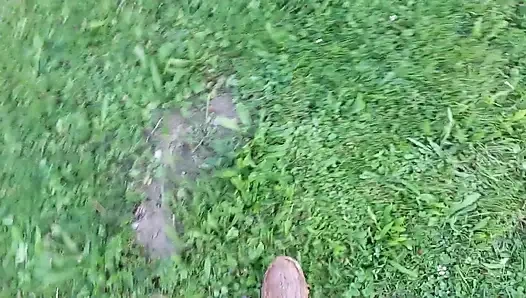 Schau zu, wie martina alsmost nackt in ihrem garten 77 jahre alt ist