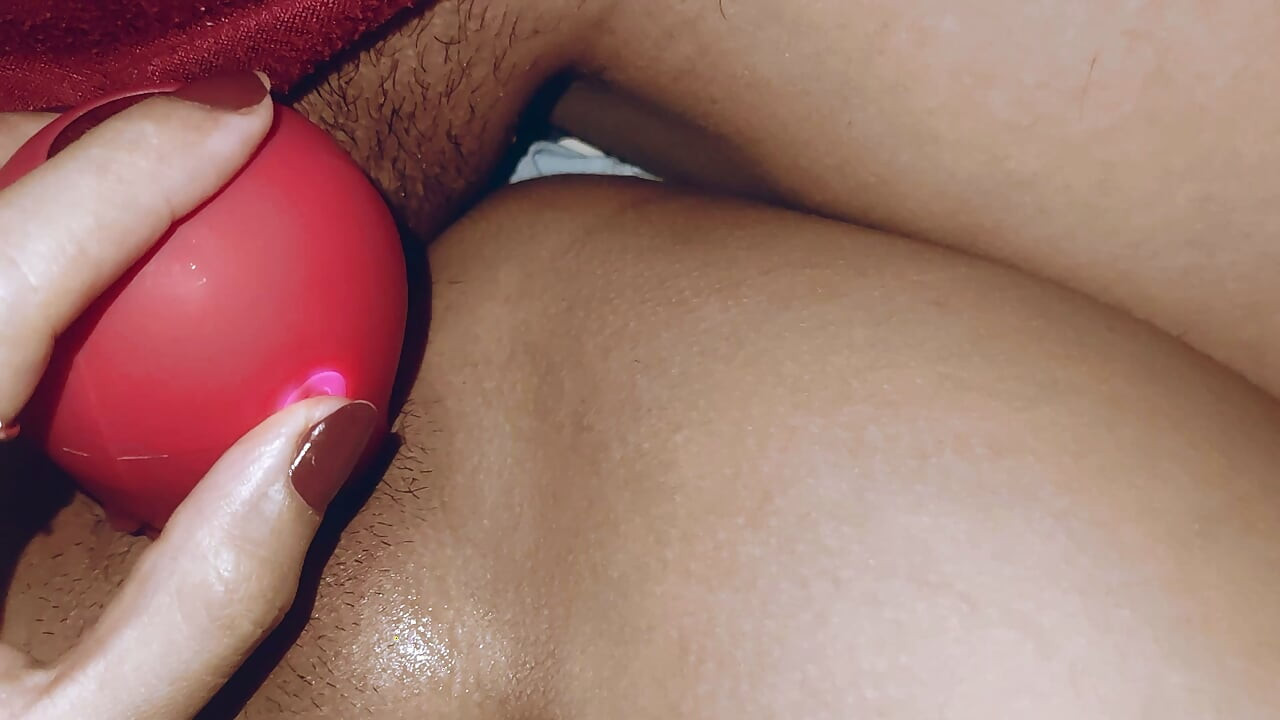 Kåt Pinay-fru retas med penis som gnider mot hennes fitta, klitorislek och suger vibrator