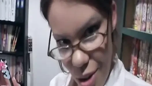 Tante seksi rambut cokelat lagi asik nyepong kontol di sofa