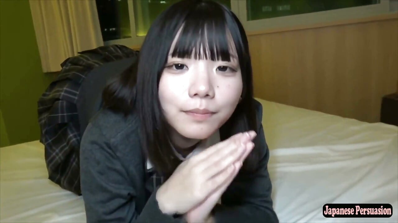 Blonďatá Gyaru v plavkách a stehna. Tři dokončení s polykáním a creampie.