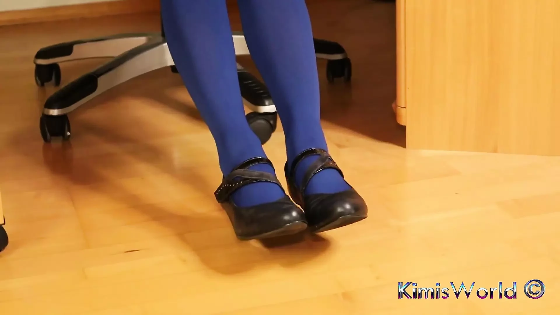 Medias azules, tacones de Mary Jane y fetiche de zapatos