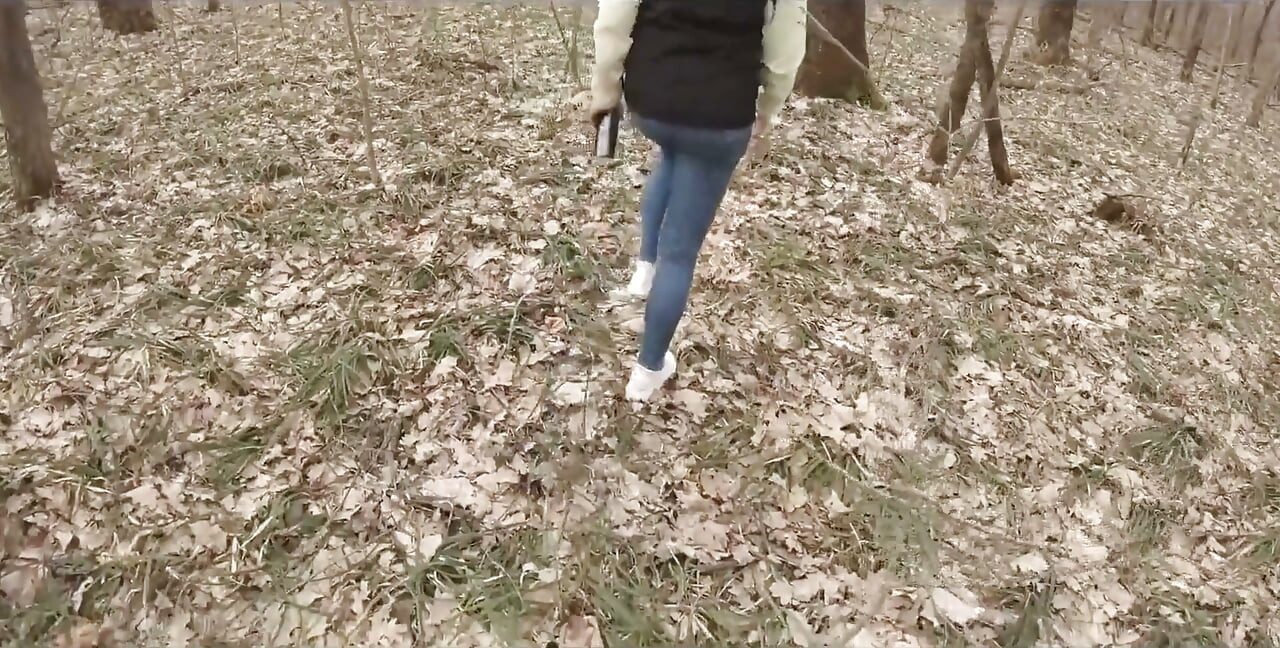Un paseo por gotas de nieve se convirtió en una jugosa mamada en medio del bosque