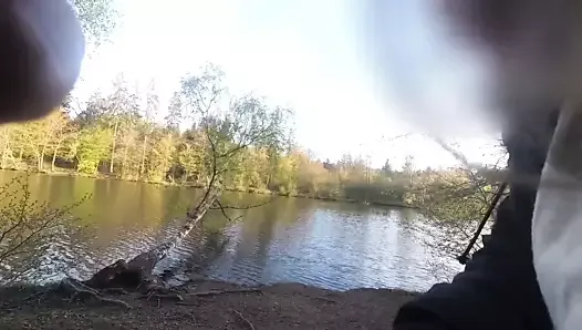 Рискованная публичная дрочка и камшот на озере