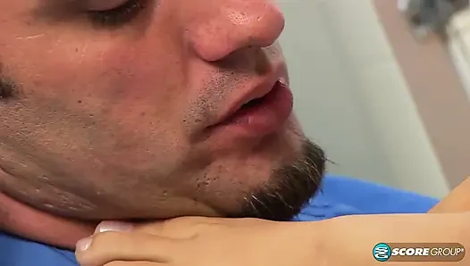 Brandon Jes: ofiste ayakla sikiş