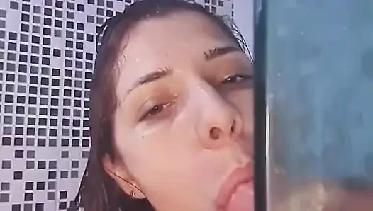 Heißes schätzchen masturbiert in der badewanne