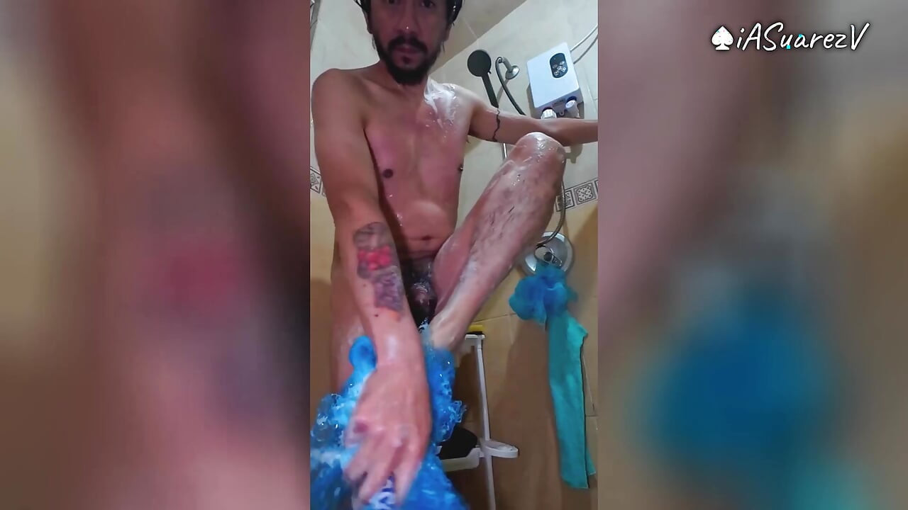 Naked and mature man bathes in front of the camera, dick, ass, feet...