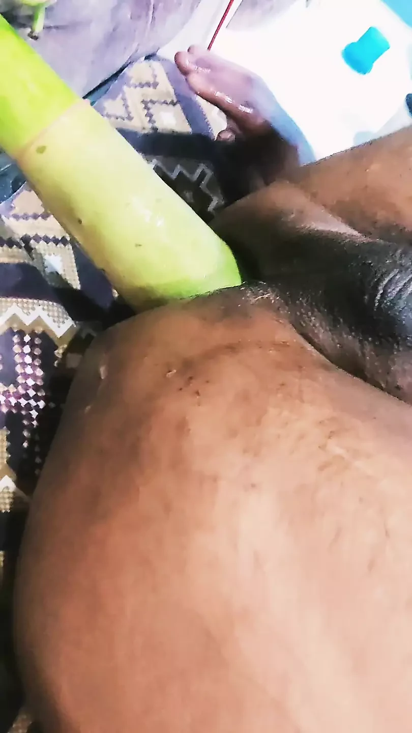 Đút nắm tay và rau bên 🍆 trong lỗ đít với sa
