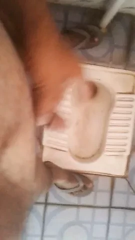 Masterbating op toilet toen ik alleen was