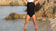 ビーチで水着のセクシーな女装写真