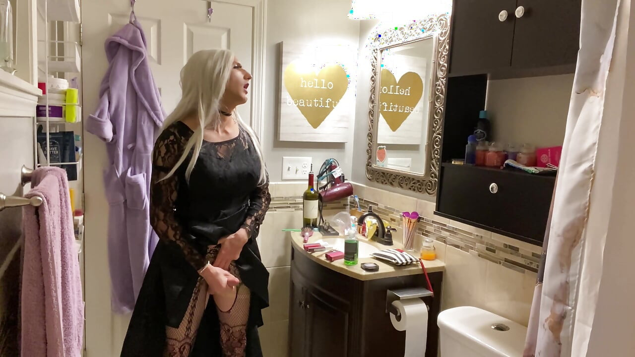 Emo Crossdresser Puts on Buttplug and Jerks off