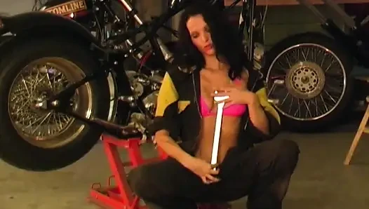 Devils dolls 02 - domi masturbiert in der garage