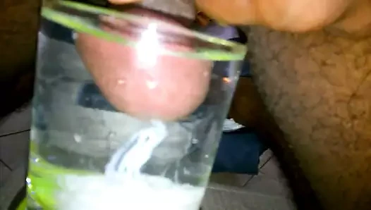 Bir bardak suya boşalmak