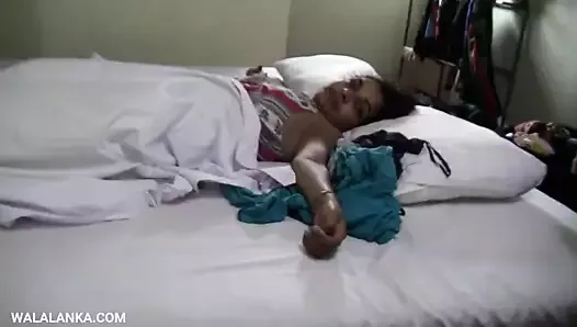 Шри-ланкийская горячая пара трахается на кровати и кончает в киску