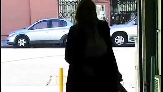Азиатская телочка-лесбиянка принимает клиента-крошки-блондинки на массаж и в конечном итоге трахает пальцами ее пизду