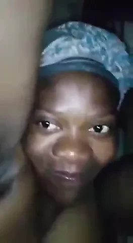 Scopando di nuovo la moglie del mio vicino mzansi nella baracca