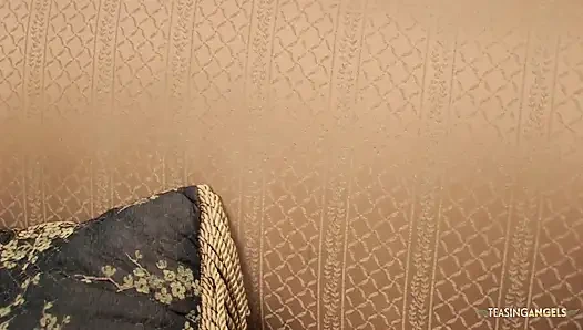 Blondine wichst ihre muschi von einem hengst, bevor er sie fickt