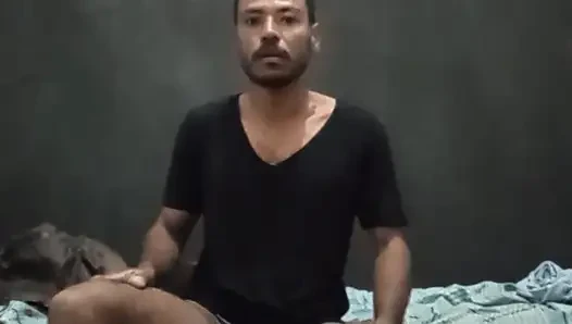 Koyu saçlı pauzudo mastürbasyon yapıyor