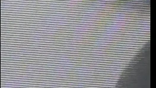 Uzun saçlı gilr siyah delikanlının direği için bacaklarını geniş açıyor