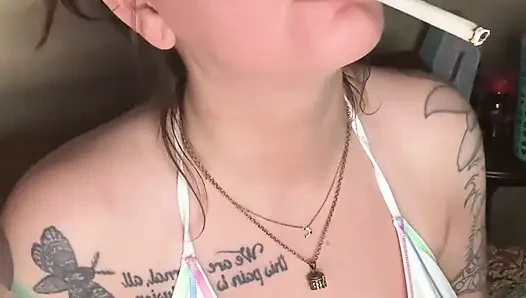 Chery Trees курит в бикини