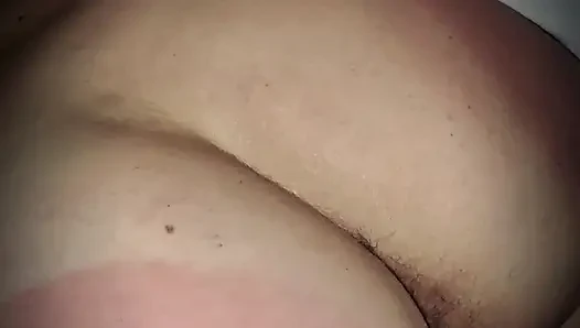 Geile MILF Mit Prachtarsch Bekommt Einen Plug Aus Glas in Ihr Enges Arschloch Bevor Sie Hart in Pussy Gefickt Und Besamt Wird