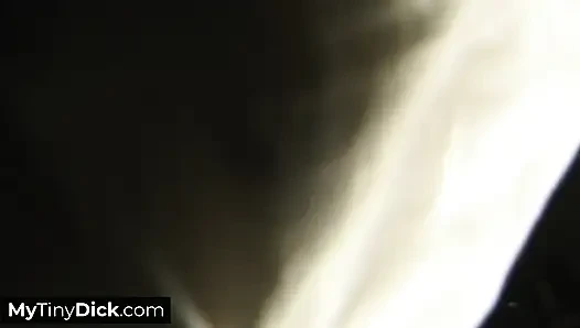 Грудастая чернокожая девушка и интенсивная соло игра с киской