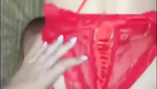 Arkadaşına dantelli külot koydu ve onu amıyla sikti... Deliği okşuyor