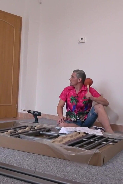 Fałszywy hostel - rosyjski backpacker Lilu Moon nagradza pomocnego właściciela z ciężką twarzą i głębokim misjonarzem