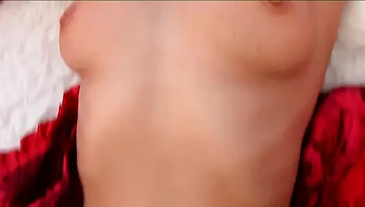 Cewek rambut pirang lagi asik fingering memek beceknya - closeup