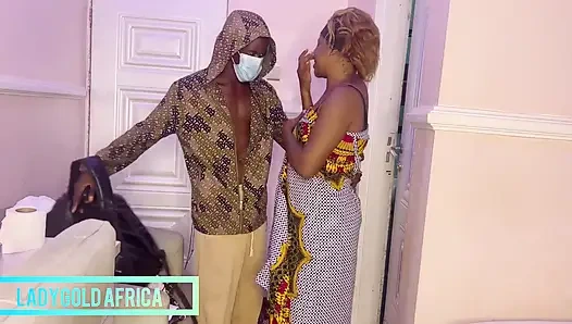 Apakah dia baru saja meniduri ayah tiri suaminya yang baru saja kembali dari perjalanan tugas lama