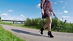 Nicki-Crossdress sexy leichtes, luftiges Sommerkleid - High-Heels & strümpfe