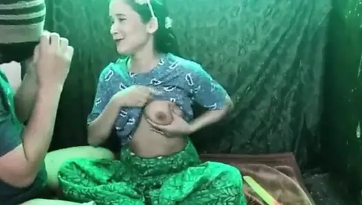 Ketika kakak ipar datang dengan kartu pernikahannya, kakak ipar menangkapnya di hotel, menidurinya dan membuatnya hamil.