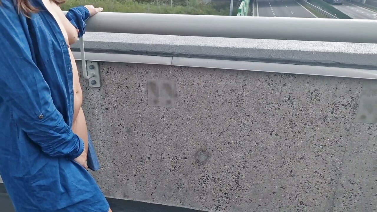 mostrando las tetas y el coño en público mientras camina por la calle