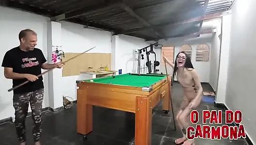 Zayıf kızı oyunda çıplak bırakmak