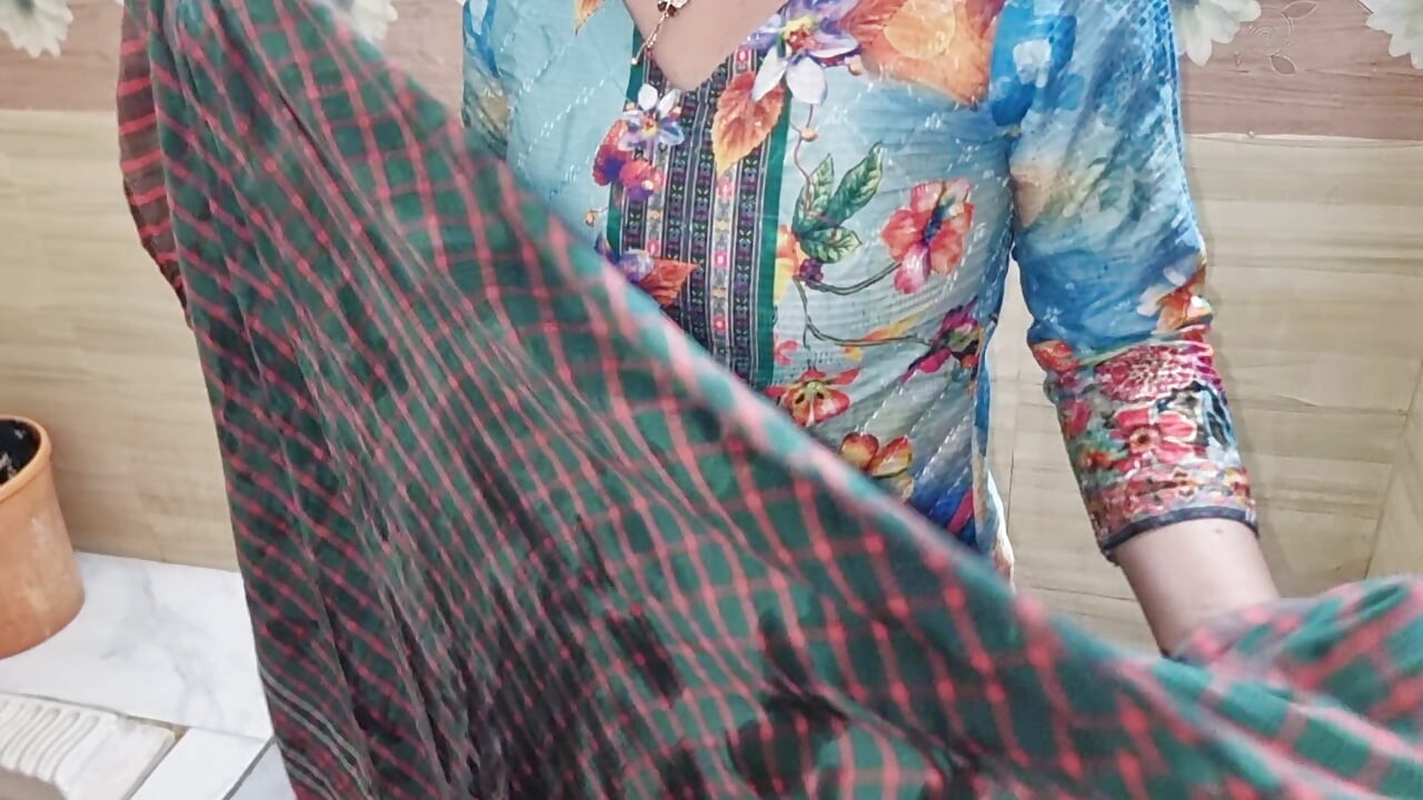 Video de baño de India. Bangladesh chica ducha en cuarto de baño