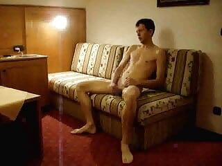 Twink desnudo acaricia su polla en una habitación de hotel