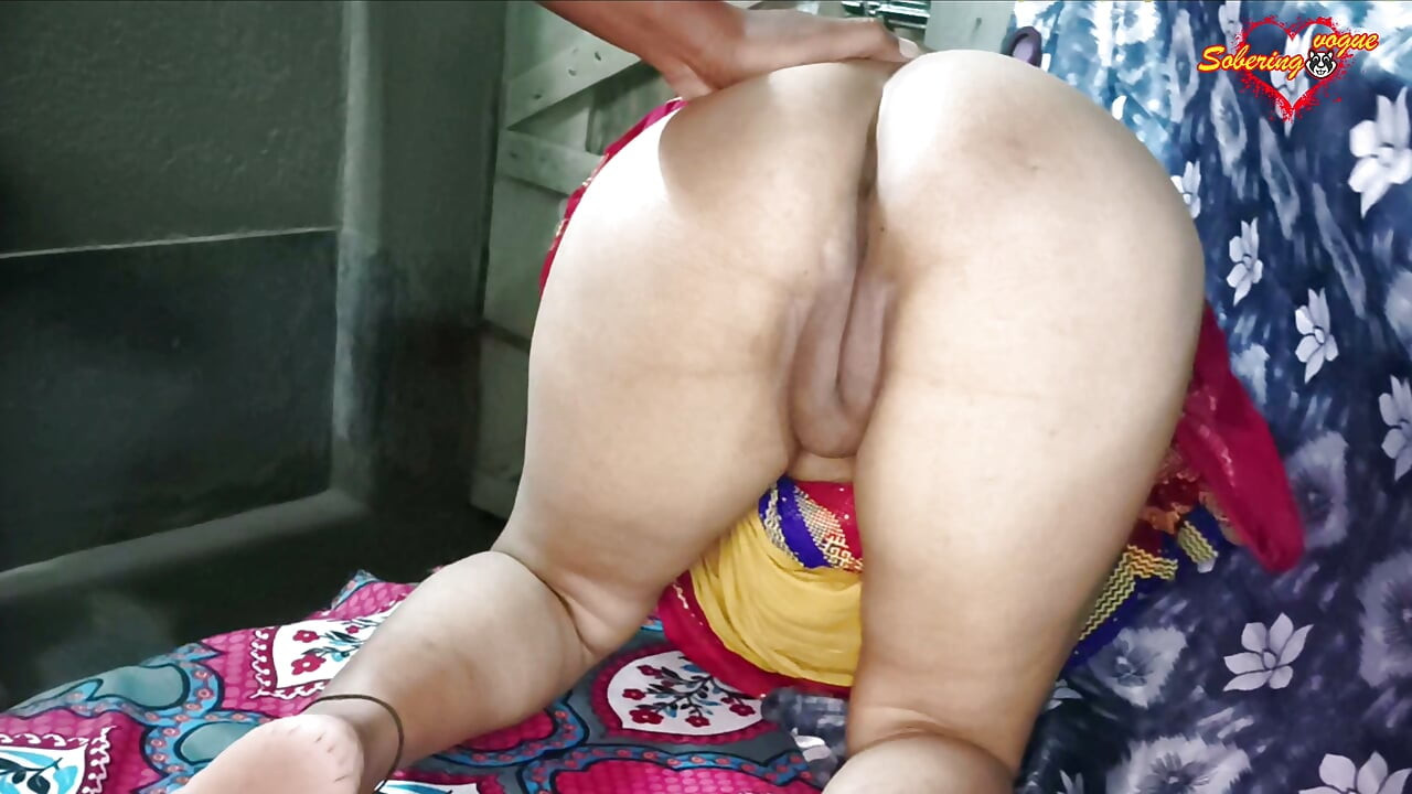 Hermosa esposa india con máscara facial en posición misionero sexo completo