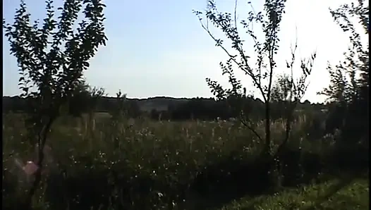 Грудастая зрелая блондинка мастурбирует киску игрушкой и бурит ее бананом